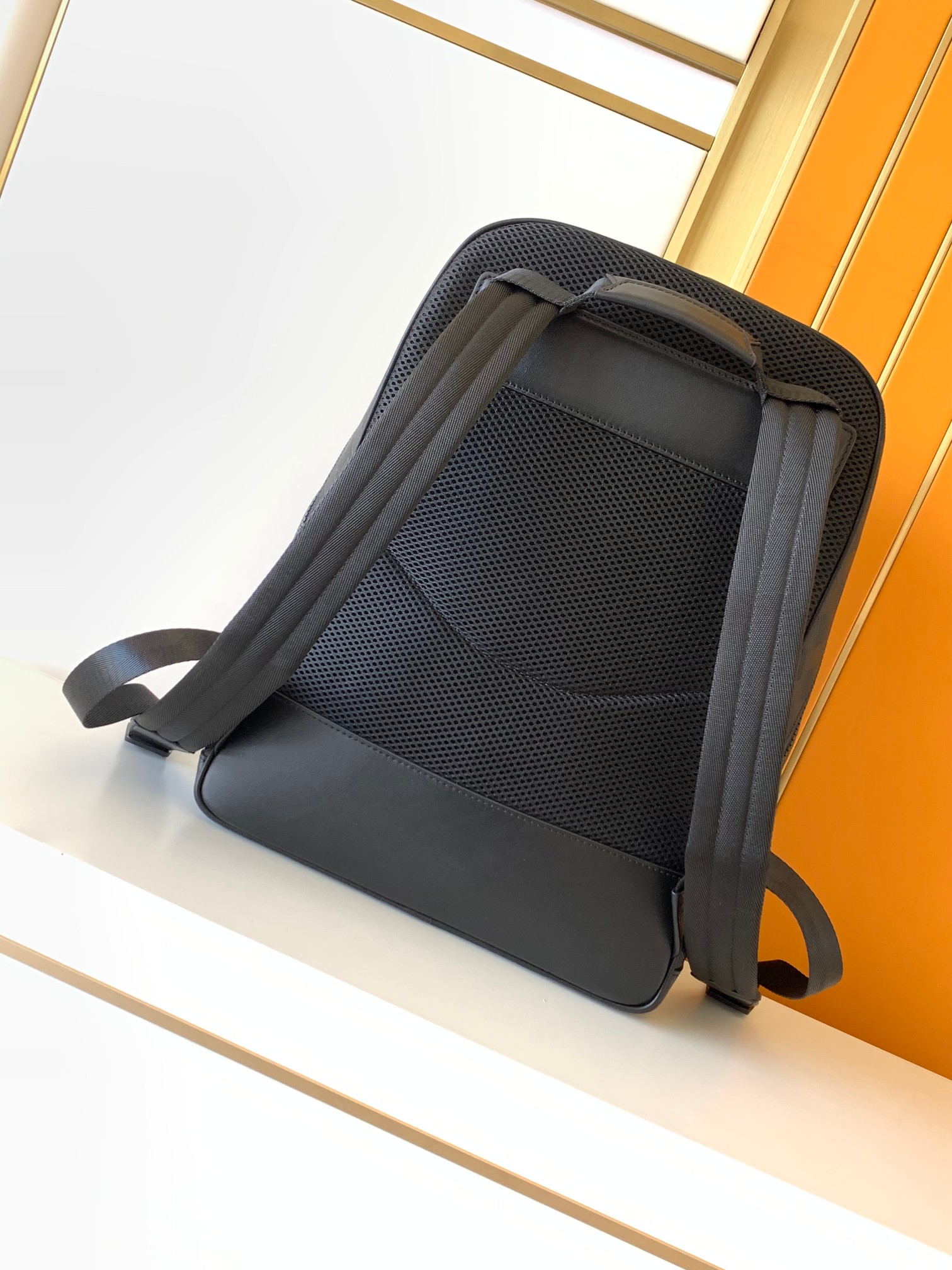 ミニマリストブラックエンボス加工バックパックメンズスタイリッ - Leather Work Rucksack のレビューと価格
